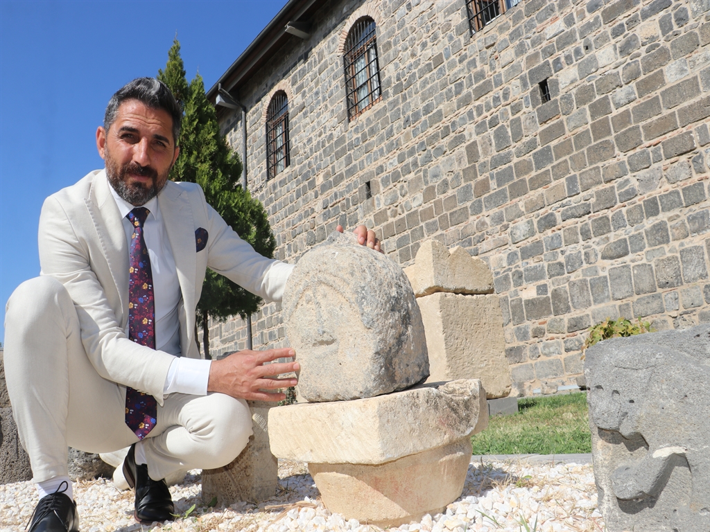 Dünyanın İlk Emojisi: Emojili Asker Mezar Taşı Tarihe Tanıklık Etmeye Başladı