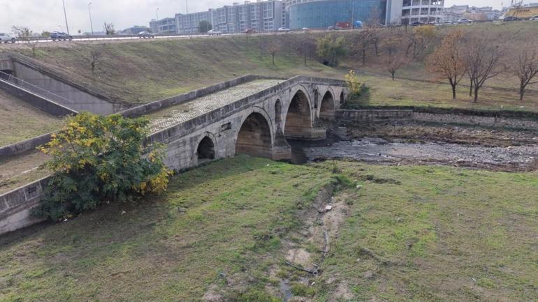 E-5'in yanında çukura terk edildi: Kimse tarihini bilmiyor 1 E-5'in yanında çukura terk edildi: Kimse tarihini bilmiyor
