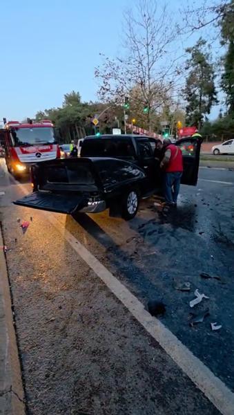 Ehliyetsiz sürücü dehşet saçtı! Kırmızı ışıkta geçti, otomobile çarptı: 2'si çocuk 3 yaralı