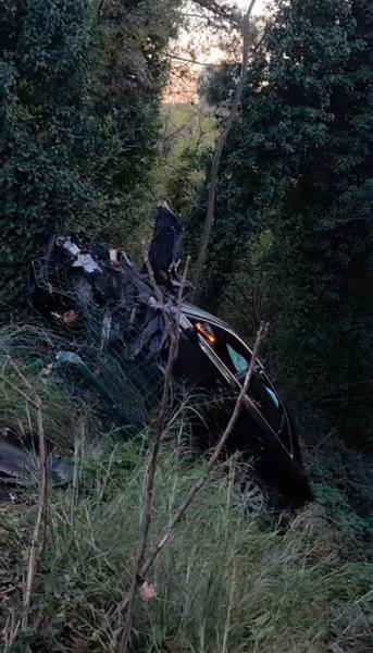 Ehliyetsiz sürücü dehşet saçtı! Kırmızı ışıkta geçti, otomobile çarptı: 2'si çocuk 3 yaralı