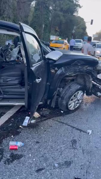 Ehliyetsiz sürücü dehşet saçtı! Kırmızı ışıkta geçti, otomobile çarptı: 2'si çocuk 3 yaralı