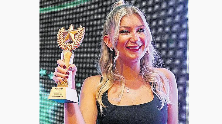 ‘En İyi Kadın Gazeteci’ ödülünü aldı