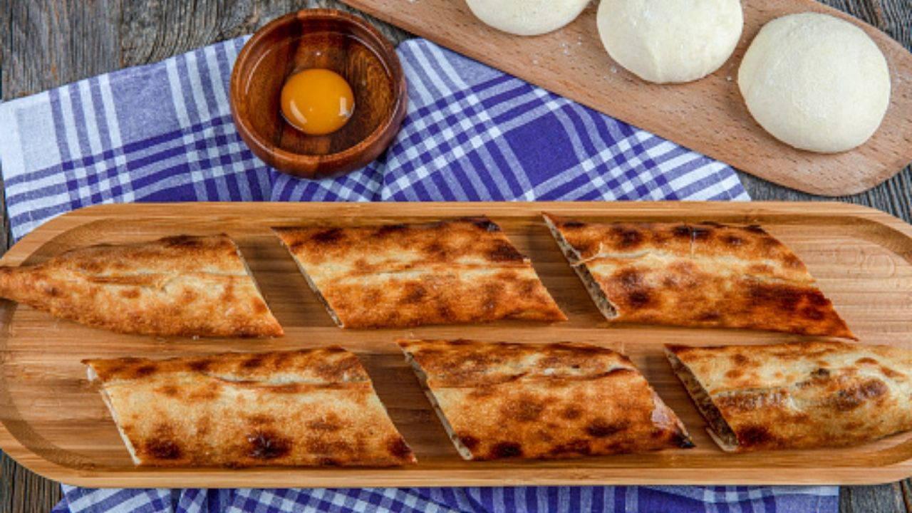 Enfes lokanta lezzetini sofralarınıza taşıyın: Kıymalı kapalı pide tanımı