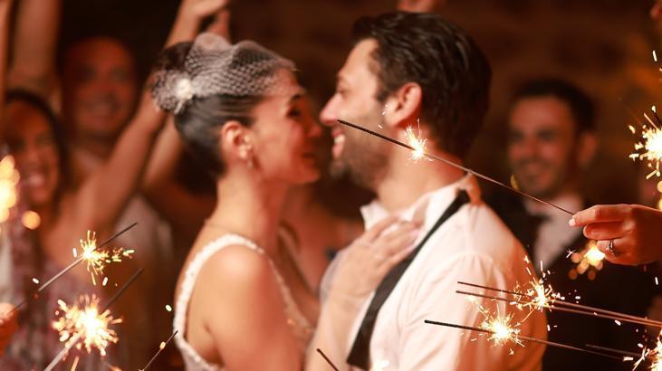 Eşinin doğum gününde aşka geldi! 'Seni seviyorum'