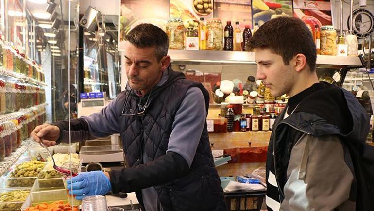 Eskişehir’de 'Neşeli Günler' filmi gerçek oldu! Boşanan çift aynı sokakta karşılıklı turşucu açtı 4 Eskişehir’de 'Neşeli Günler' filmi gerçek oldu! Boşanan çift aynı sokakta karşılıklı turşucu açtı