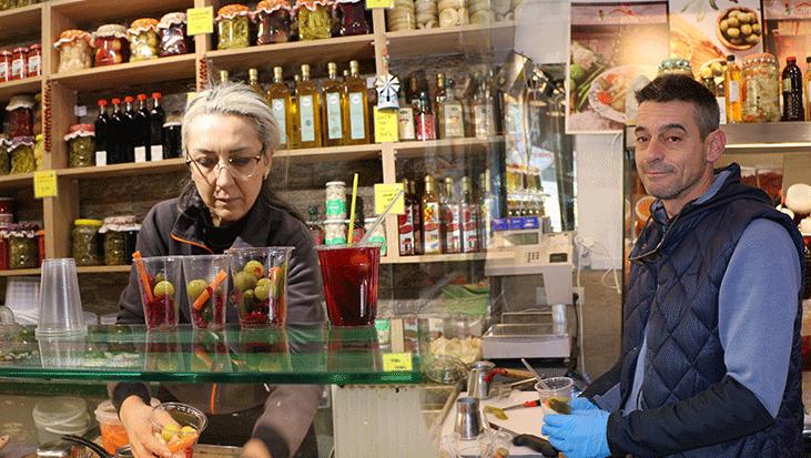 Eskişehir’de ‘Neşeli Günler’ filmi gerçek oldu! Boşanan çift aynı sokakta karşılıklı turşucu açtı