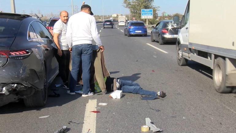 Eyüpsultan’da motosiklet kazası! Yaralı sürücüyü montla güneşten korudular 3 Eyüpsultan’da motosiklet kazası! Yaralı sürücüyü montla güneşten korudular