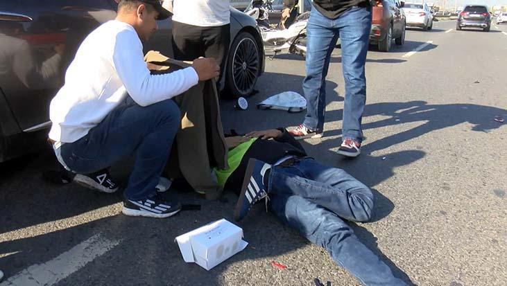 Eyüpsultan’da motosiklet kazası! Yaralı sürücüyü montla güneşten korudular