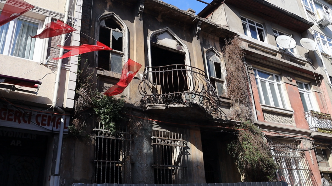 Fatih'in Hayalet Evleri: Tehlike Kayan Gizemli Yapılar! 3 Fatih'in Hayalet Evleri: Tehlike Kayan Gizemli Yapılar!