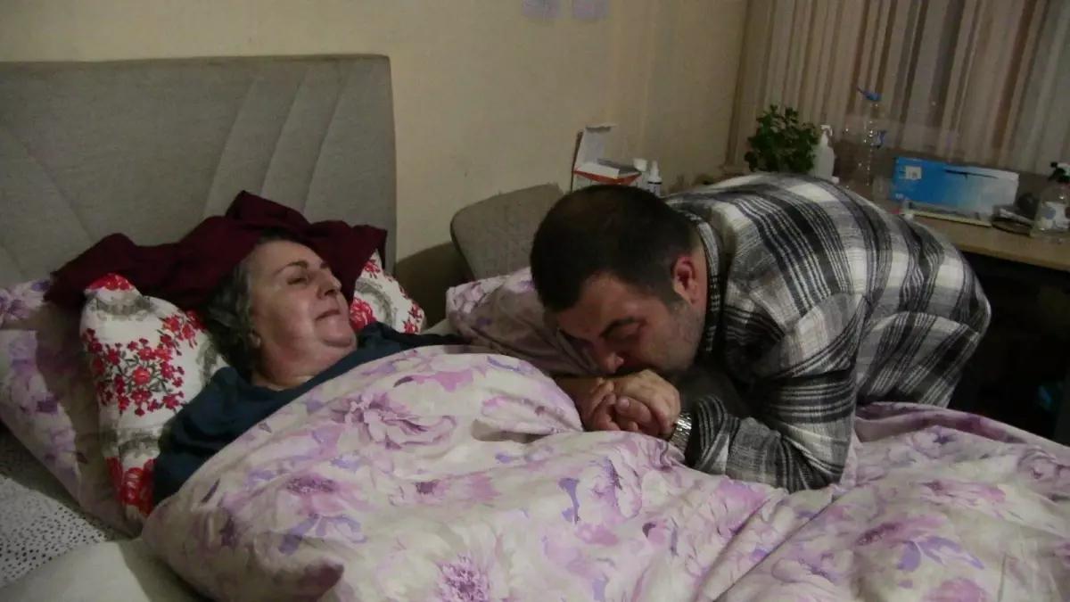 Felçli Annesine 9 Yıldır Bakıyor: ‘Annem Benim En Değerli Emanetim’