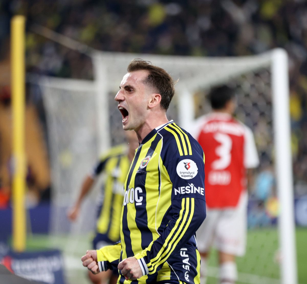 Fenerbahçeli Kerem Aktürkoğlu'ndan Küçük Taraftara Anlamlı Jest 3 Fenerbahçeli Kerem Aktürkoğlu'ndan Küçük Taraftara Anlamlı Jest