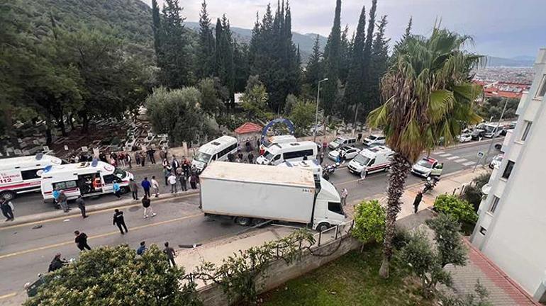 Fethiye'de midibüs ile kamyon çarpıştı! 22'si öğrenci, 23 kişi yaralandı 1 Fethiye'de midibüs ile kamyon çarpıştı! 22'si öğrenci, 23 kişi yaralandı