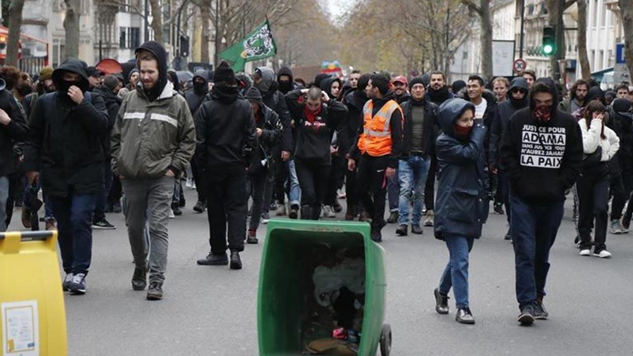 Fransa’da tartışmalı emeklilik reformu askıya alındı