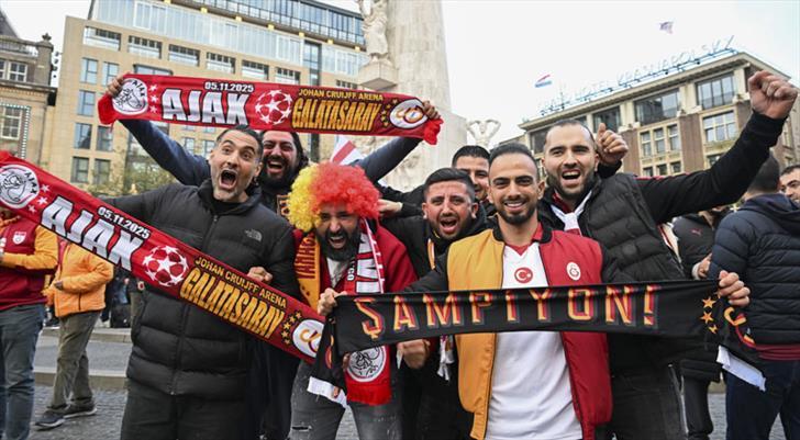Galatasaray Taraftarından Ajax Maçına Coşkulu Destek!
