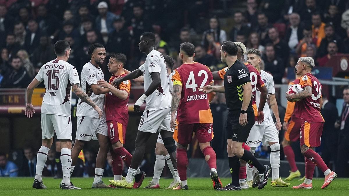 Galatasaray – Trabzonspor Maçını Eski Hakemler Değerlendiriyor: Analizler ve Yorular