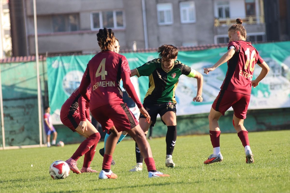 Galatasaray, Ünye Kadın SK'ya Karşı Tek Golle Galip Geldi 2 Galatasaray, Ünye Kadın SK'ya Karşı Tek Golle Galip Geldi