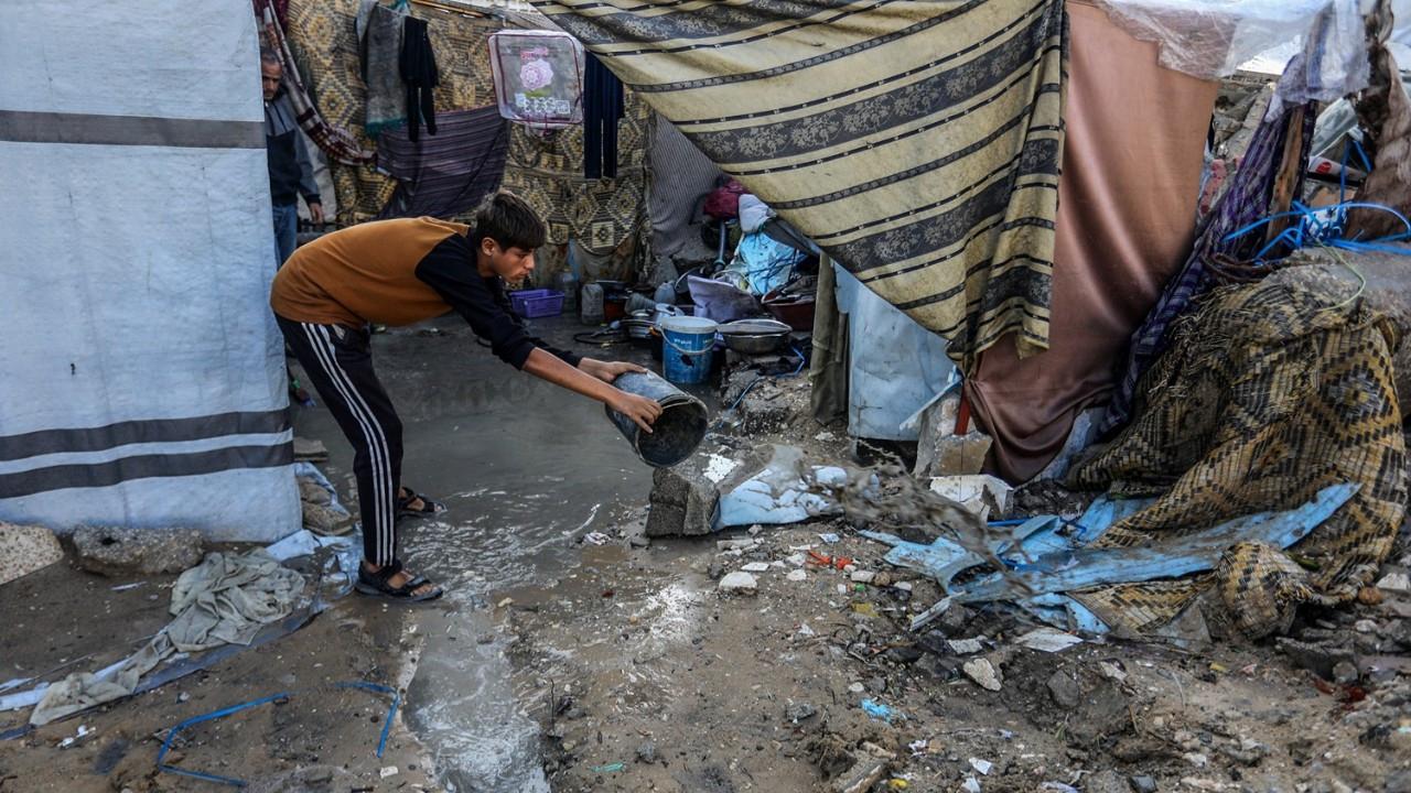 Gazze’de durum kötüleşiyor! Binlerce tıbbi çadır su altında