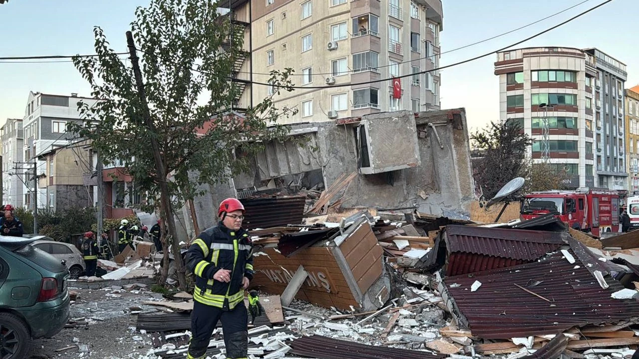 Gebze'de 16 Bina Tahliye Edildi: Enkazın Yanında Kaynar Metro Deliği, Yetkililerden Ses Yok! 1 Gebze'de 16 Bina Tahliye Edildi: Enkazın Yanında Kaynar Metro Deliği, Yetkililerden Ses Yok!
