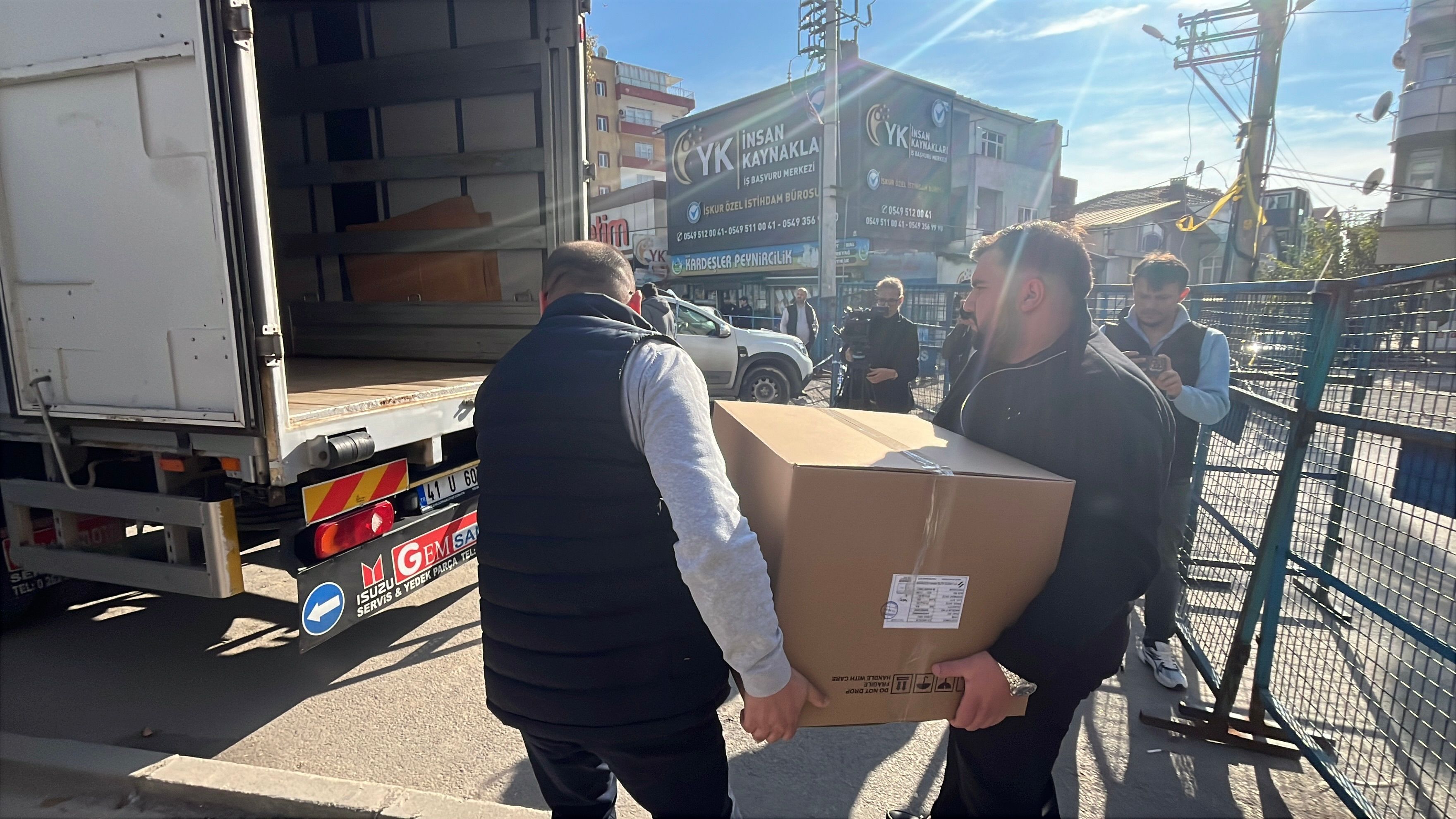 Gebze'de 16 Bina Tahliye Edildi: Enkazın Yanında Kaynar Metro Deliği, Yetkililerden Ses Yok! 3 Gebze'de 16 Bina Tahliye Edildi: Enkazın Yanında Kaynar Metro Deliği, Yetkililerden Ses Yok!