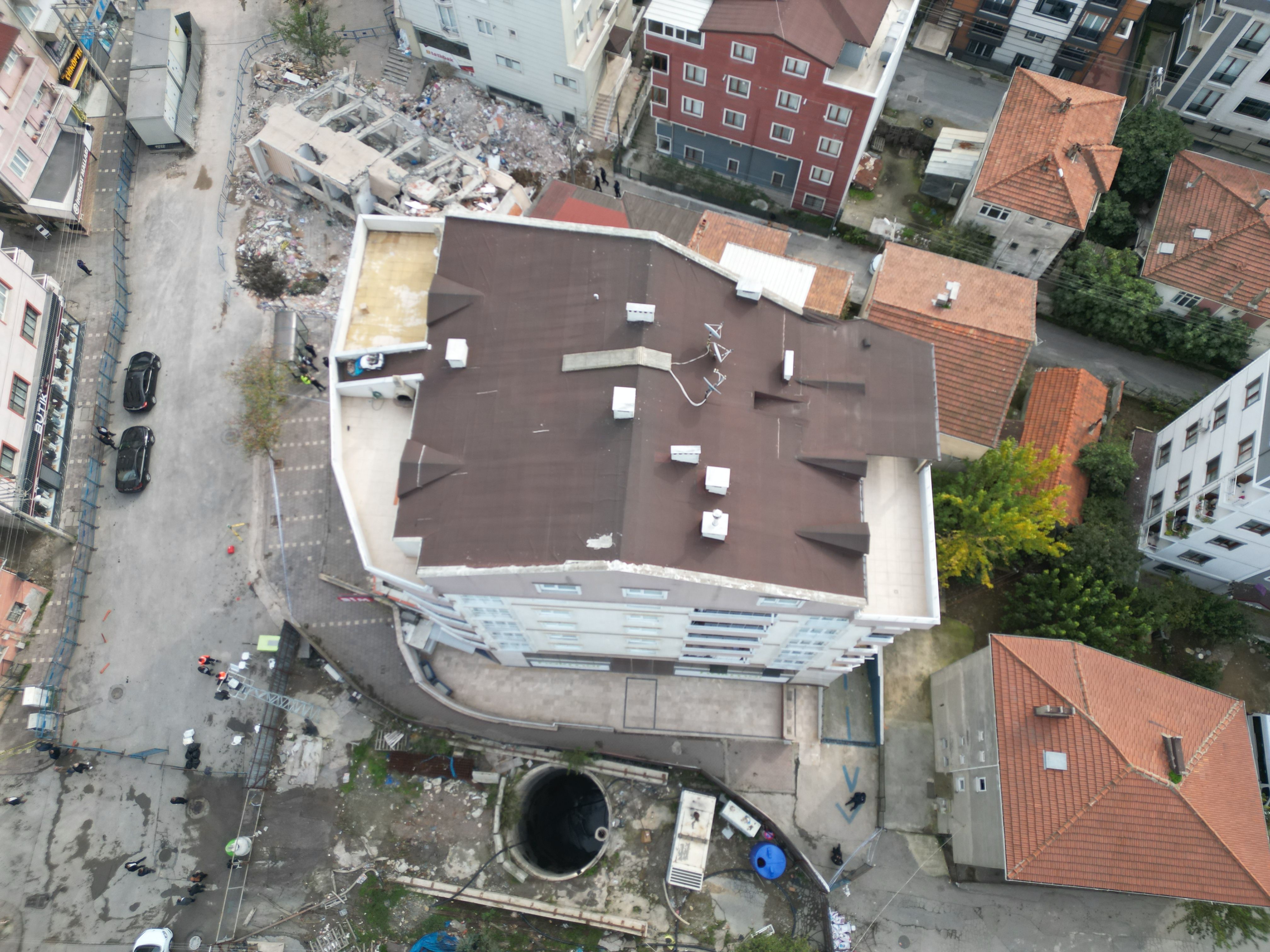 Gebze'de 16 Bina Tahliye Edildi: Enkazın Yanında Kaynar Metro Deliği, Yetkililerden Ses Yok! 5 Gebze'de 16 Bina Tahliye Edildi: Enkazın Yanında Kaynar Metro Deliği, Yetkililerden Ses Yok!