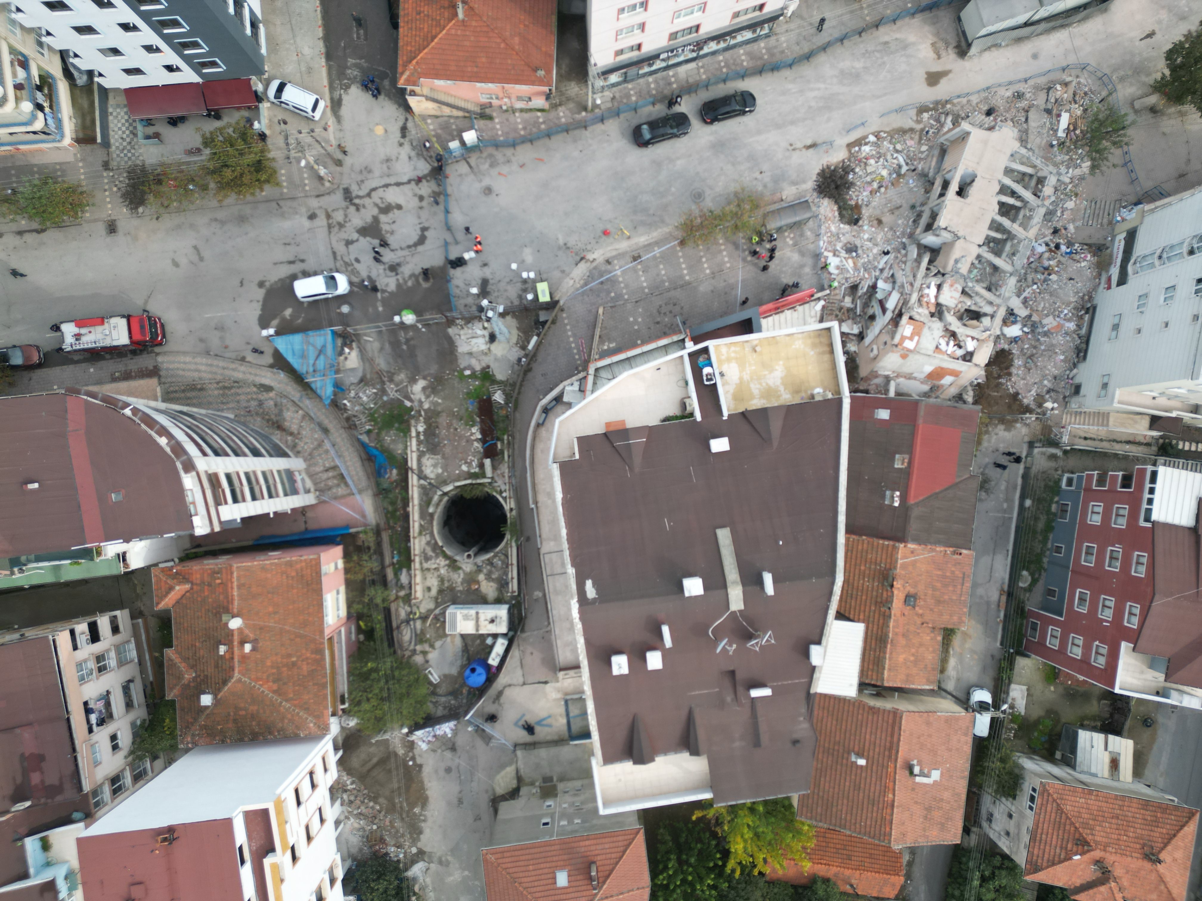 Gebze'de 16 Bina Tahliye Edildi: Enkazın Yanında Kaynar Metro Deliği, Yetkililerden Ses Yok! 6 Gebze'de 16 Bina Tahliye Edildi: Enkazın Yanında Kaynar Metro Deliği, Yetkililerden Ses Yok!