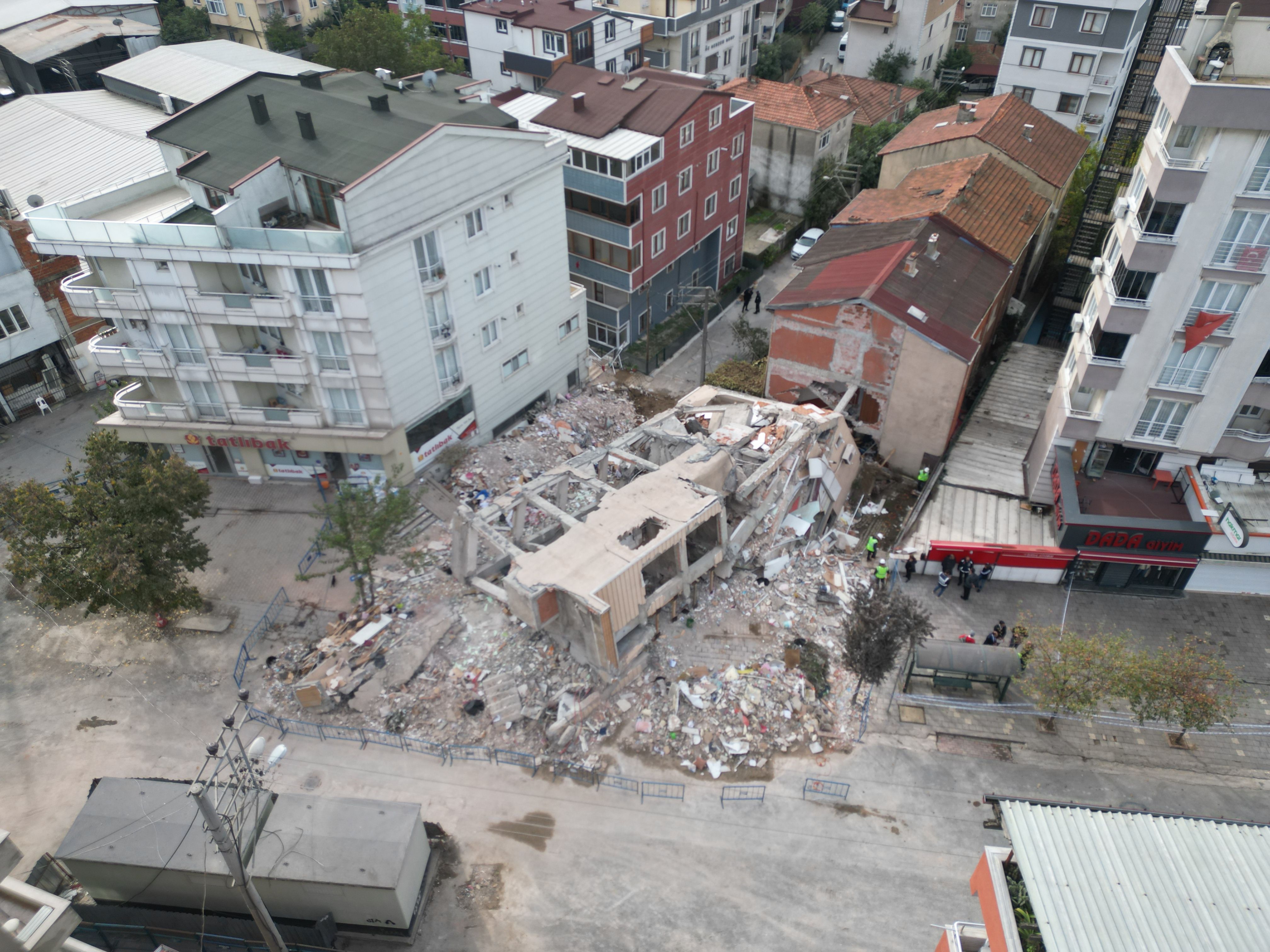Gebze'de 16 Bina Tahliye Edildi: Enkazın Yanında Kaynar Metro Deliği, Yetkililerden Ses Yok! 7 Gebze'de 16 Bina Tahliye Edildi: Enkazın Yanında Kaynar Metro Deliği, Yetkililerden Ses Yok!