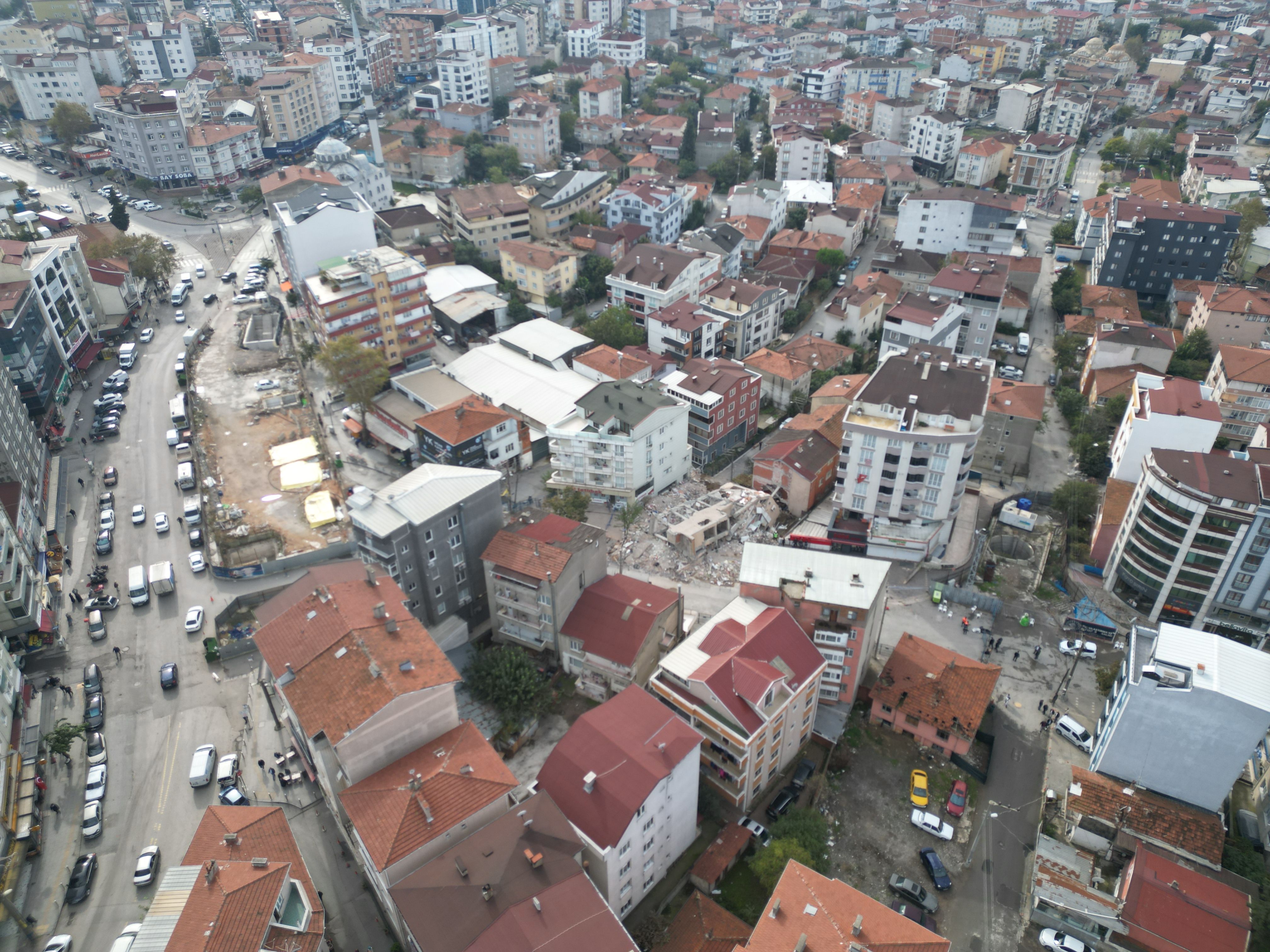 Gebze'de 16 Bina Tahliye Edildi: Enkazın Yanında Kaynar Metro Deliği, Yetkililerden Ses Yok! 8 Gebze'de 16 Bina Tahliye Edildi: Enkazın Yanında Kaynar Metro Deliği, Yetkililerden Ses Yok!