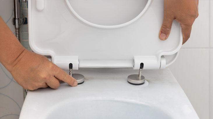 Gevşemiş klozet kapağı nasıl sabitlenir? 2 malzemeli kurtarıcı taktik 1 Gevşemiş klozet kapağı nasıl sabitlenir? 2 malzemeli kurtarıcı taktik