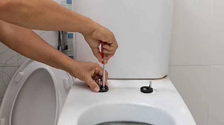 Gevşemiş klozet kapağı nasıl sabitlenir? 2 malzemeli kurtarıcı taktik 3 Gevşemiş klozet kapağı nasıl sabitlenir? 2 malzemeli kurtarıcı taktik