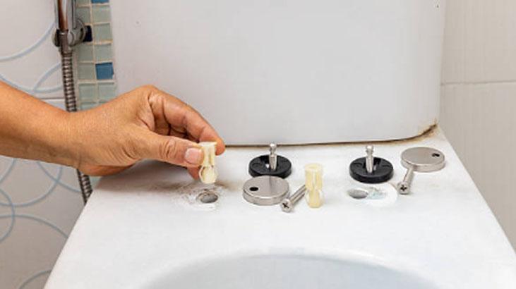 Gevşemiş klozet kapağı nasıl sabitlenir? 2 malzemeli kurtarıcı taktik 4 Gevşemiş klozet kapağı nasıl sabitlenir? 2 malzemeli kurtarıcı taktik