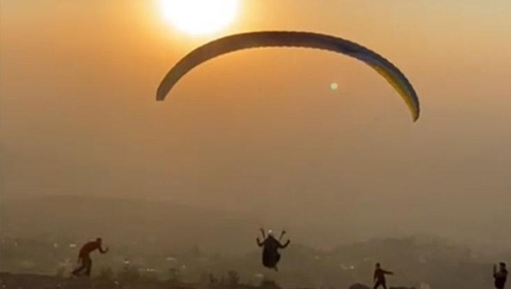 Gösteri sırasında kaza! Yamaç paraşütçüsü kalkışta kayaya çarptı