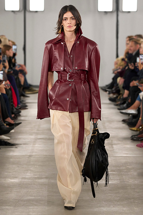 Güçlü Tavrın Zarif Dönüşümü: Kemerli Deri Ceketler