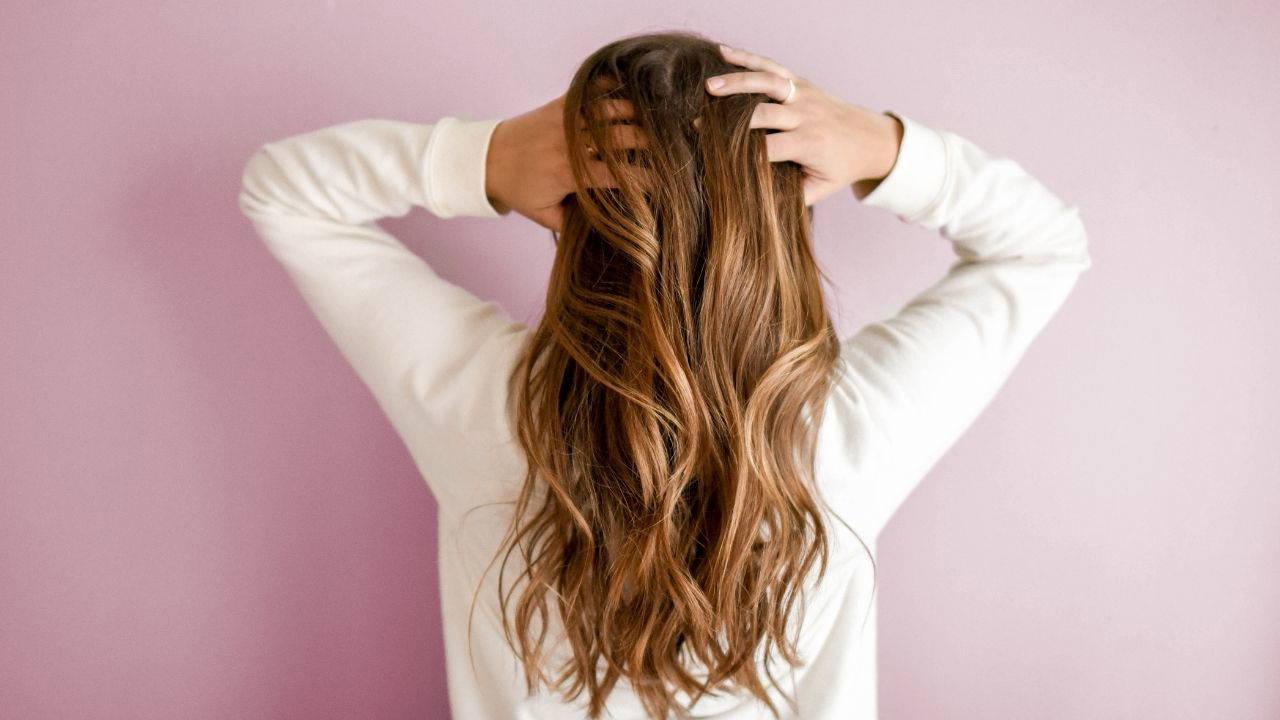 Güçlü ve parlak saçlar için rehber: Saç kırıklarını önleyen 8 doğal yol