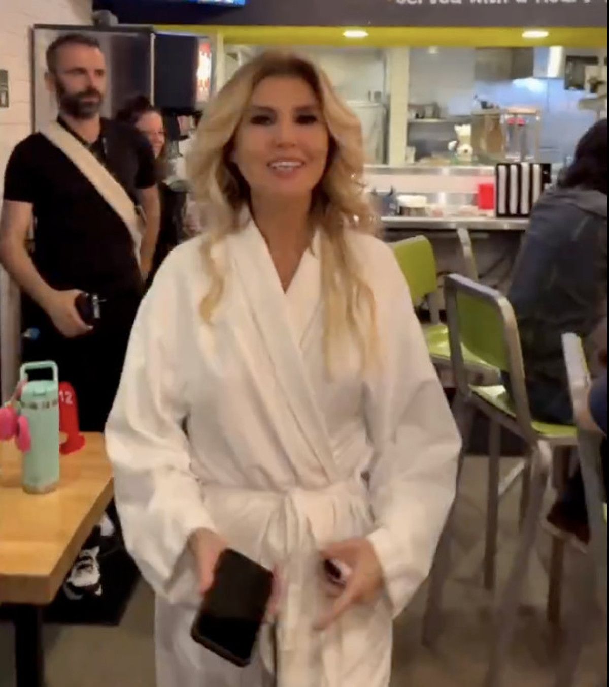 Gülben Ergen'in Büyüleyici Konsere Giden Yolda Bornozla ABD'yi Fethetmesi!