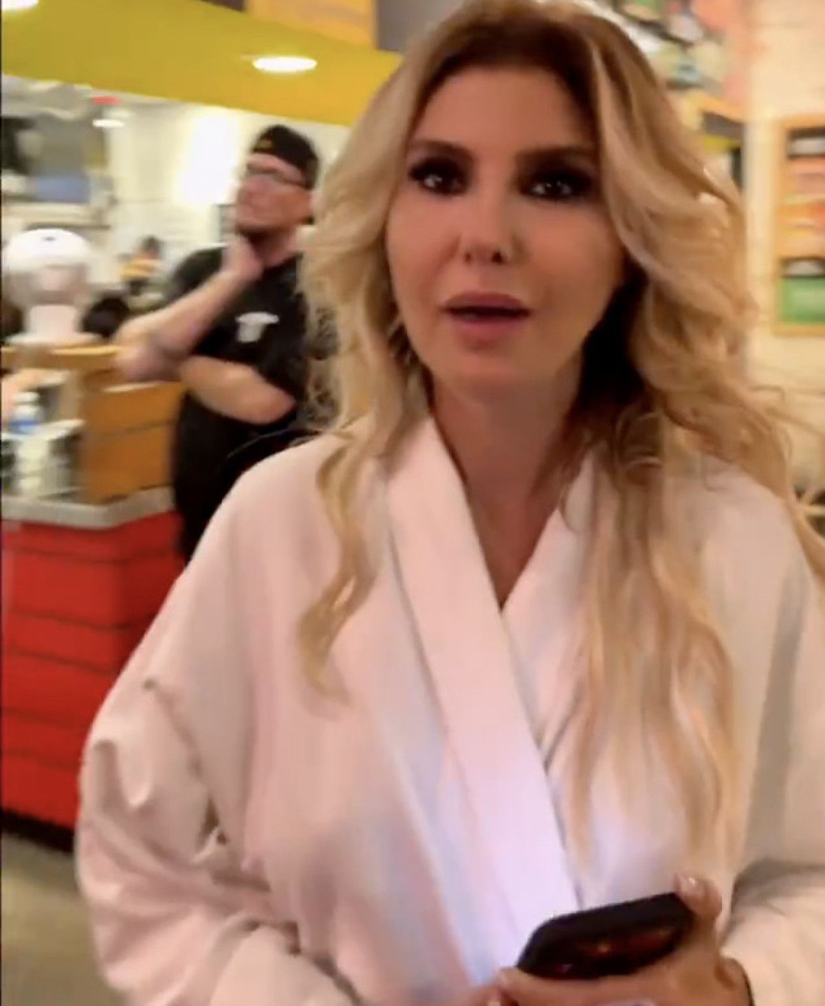 Gülben Ergen'in Büyüleyici Konsere Giden Yolda Bornozla ABD'yi Fethetmesi!