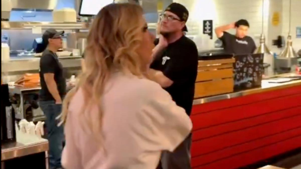 Gülben Ergen’in Büyüleyici Konsere Giden Yolda Bornozla ABD’yi Fethetmesi!