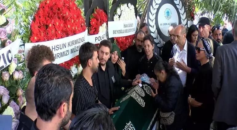 Güllü'nün ölümüyle ilgili kan donduran iddialar! 'Kanlı tişörtüm sende mi diye beni aradı' 4 Güllü'nün ölümüyle ilgili kan donduran iddialar! 'Kanlı tişörtüm sende mi diye beni aradı'