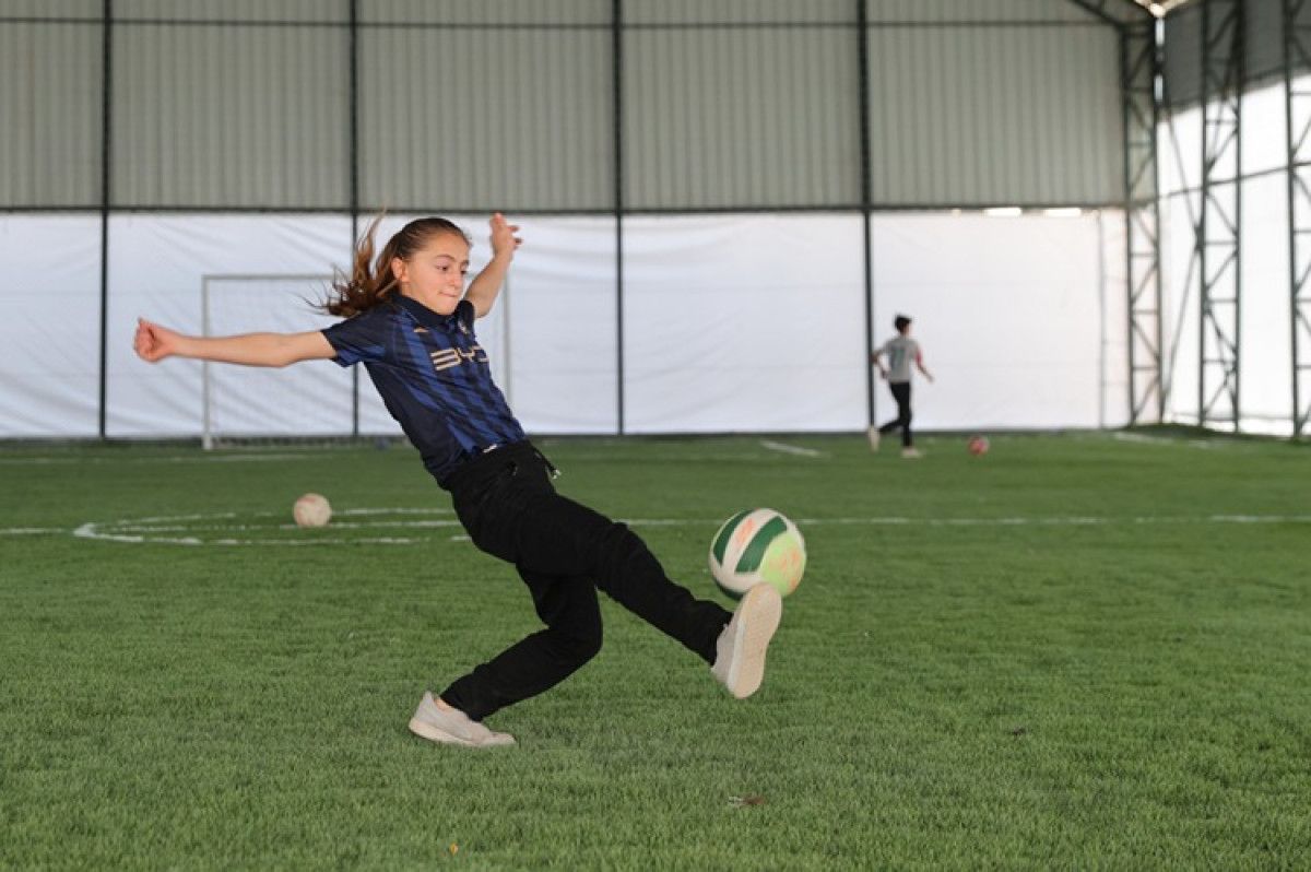 Hakkarili Sarı Fırtına Gül'ün Hayali Gerçekleşti: Mezrasına Halı Saha Yapıldı