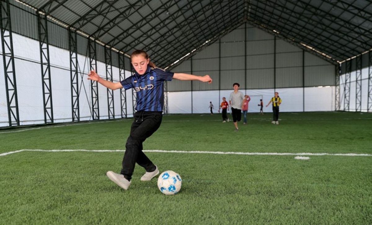 Hakkarili Sarı Fırtına Gül'ün Hayali Gerçekleşti: Mezrasına Halı Saha Yapıldı