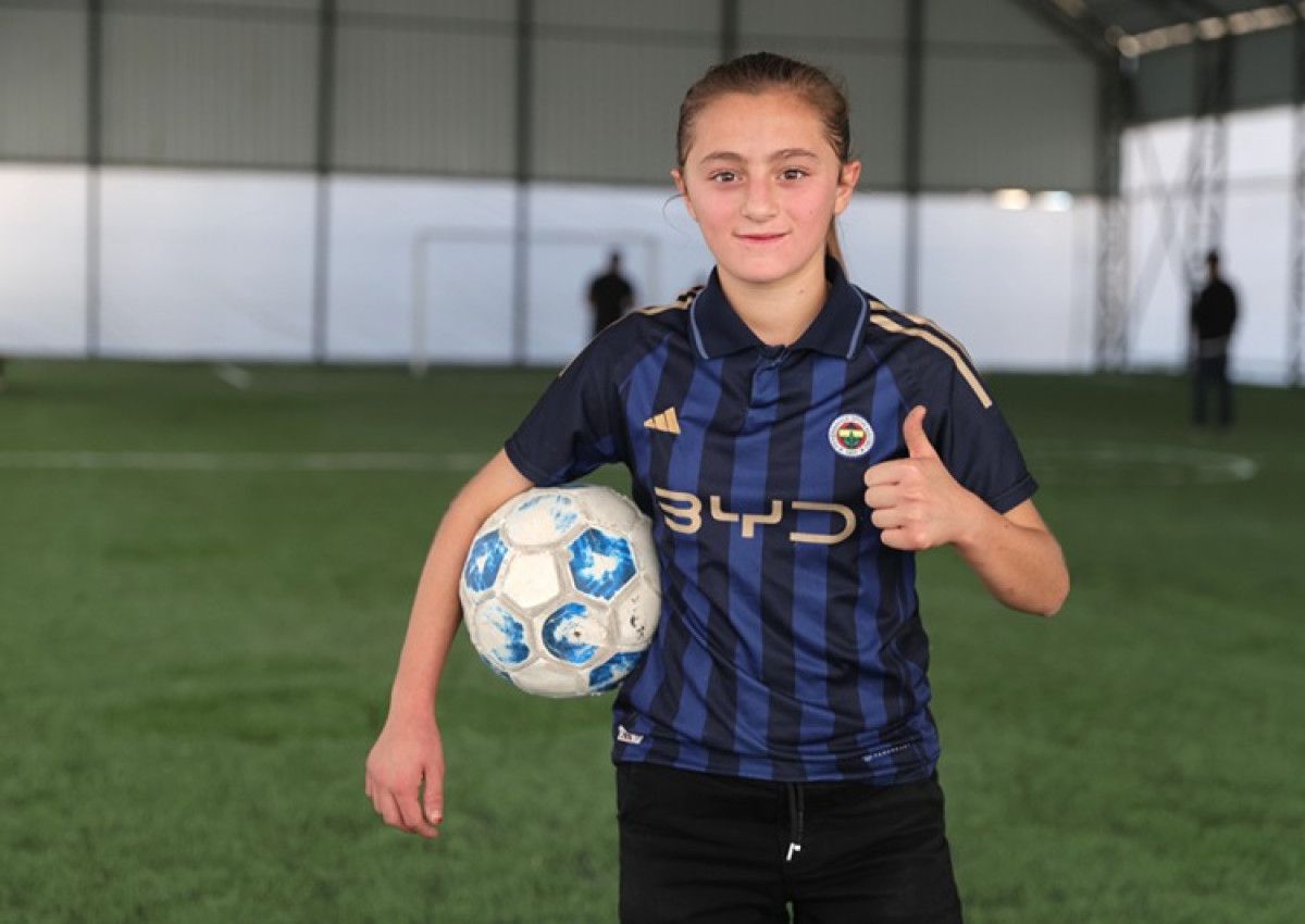 Hakkarili Sarı Fırtına Gül'ün Hayali Gerçekleşti: Mezrasına Halı Saha Yapıldı