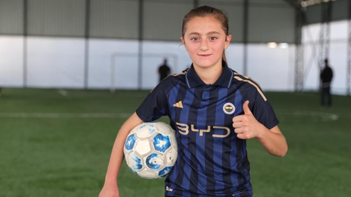 Hakkarili Sarı Fırtına Gül’ün Hayali Gerçekleşti: Mezrasına Halı Saha Yapıldı