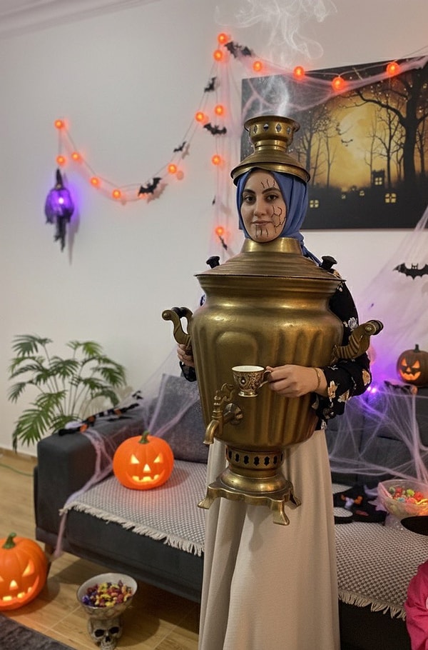 Halloween'i de Boş Geçmedik: Cadılar Bayramı'nda Yurdum İnsanının Giydiği Yaratıcı Kostümler! 2 Halloween'i de Boş Geçmedik: Cadılar Bayramı'nda Yurdum İnsanının Giydiği Yaratıcı Kostümler!