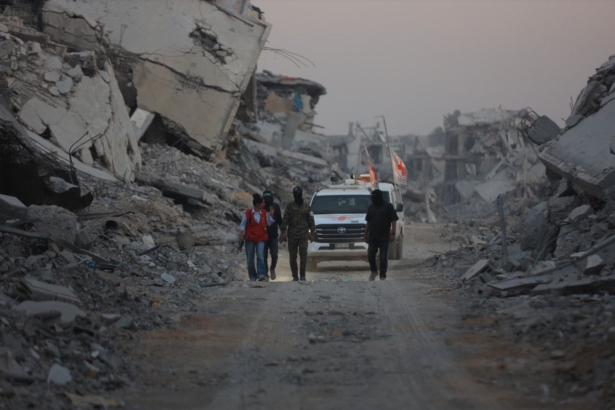 Hamas, Gazze’deki 3 İsrailli Esirin Cesedini Kızılhaç'a Teslim Etti