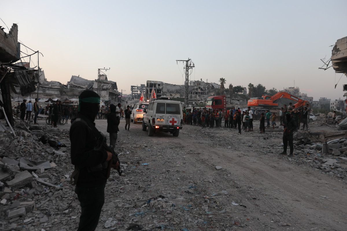 Hamas, Gazze’deki 3 İsrailli Esirin Cesedini Kızılhaç'a Teslim Etti