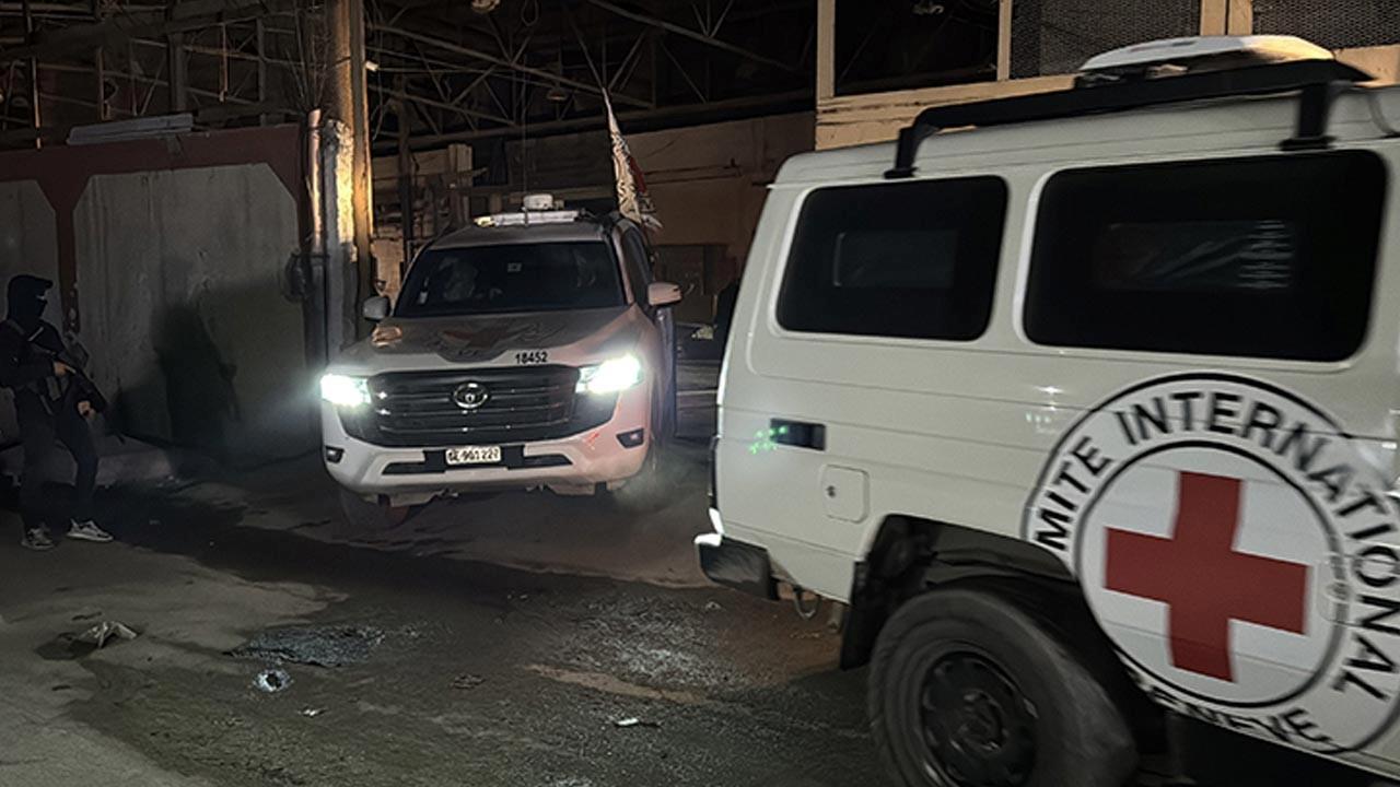 Hamas, İsrailli bir esirin cesedini daha Kızılhaç’a teslim etti