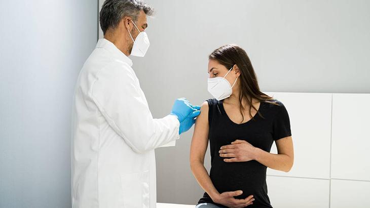 Hamileler için grip aşısı güvenli mi? Uzmanından net açıklama