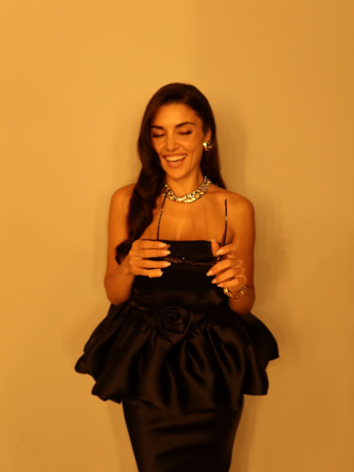 Hande Erçel'in Milan'daki Yeni Pozları Sosyal Medyayı Salladı! 1 Hande Erçel'in Milan'daki Yeni Pozları Sosyal Medyayı Salladı!