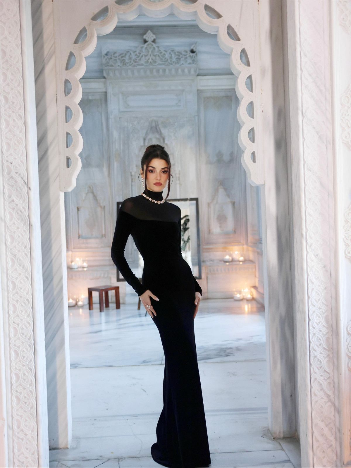 Hande Erçel'in Milan'daki Yeni Pozları Sosyal Medyayı Salladı! 2 Hande Erçel'in Milan'daki Yeni Pozları Sosyal Medyayı Salladı!