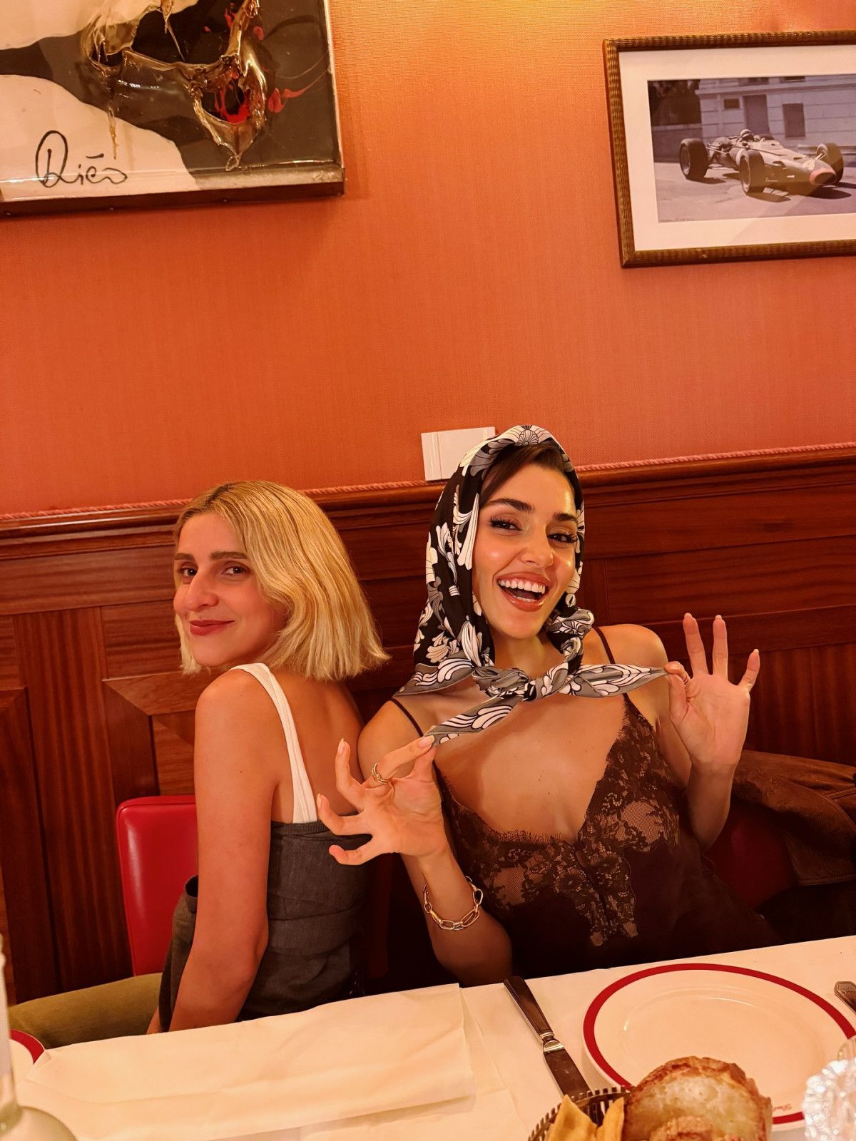 Hande Erçel'in Milan'daki Yeni Pozları Sosyal Medyayı Salladı! 3 Hande Erçel'in Milan'daki Yeni Pozları Sosyal Medyayı Salladı!