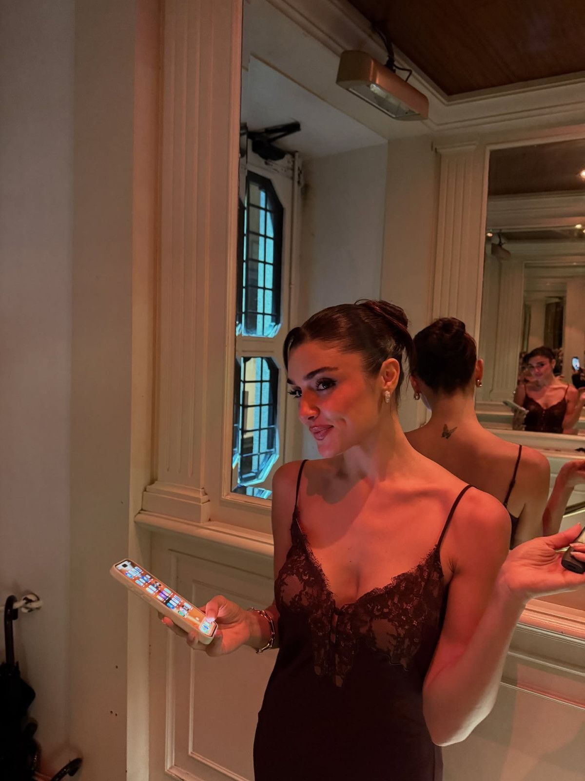 Hande Erçel'in Milan'daki Yeni Pozları Sosyal Medyayı Salladı! 4 Hande Erçel'in Milan'daki Yeni Pozları Sosyal Medyayı Salladı!